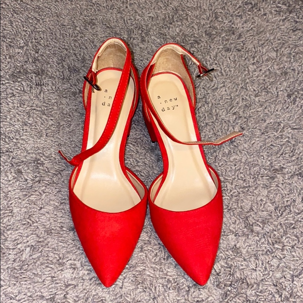 Wmns Sz.5 red low heel sandal